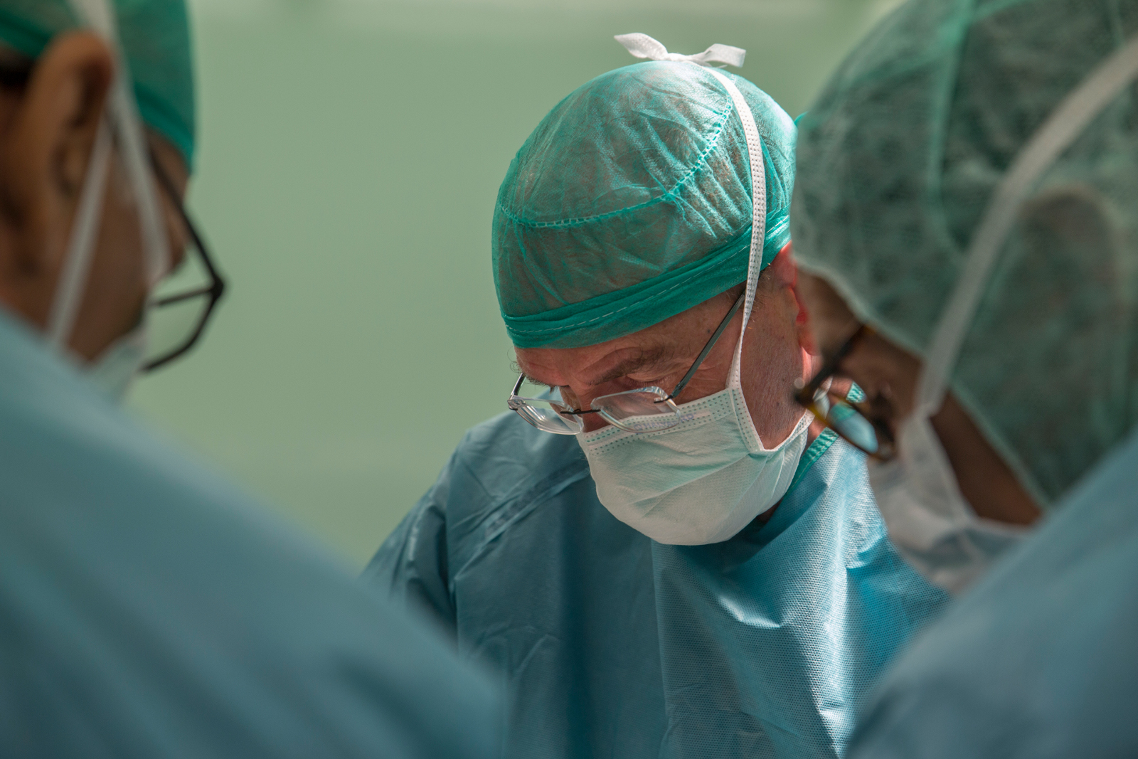 Cirujanos de AV Medical Group en el Centro Médico Teknon
